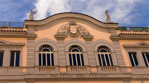Alte Eismaschinen und historische Zeitungsartikel aus dem Palazzo del Freddo