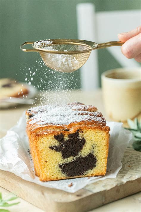 Alte Rezeptkarte „Marmorkuchen“ neben Kastenform und Handmixer