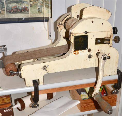 Alte Spekulatiusmaschine und Lebkuchendosen im Museum