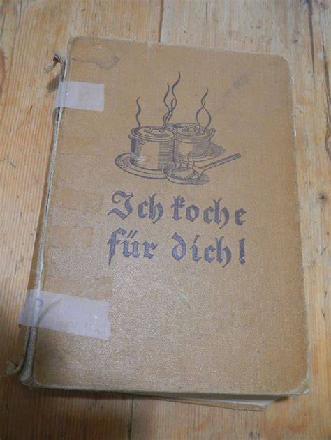Altes Kochbuch und Vintage-Eismaschine