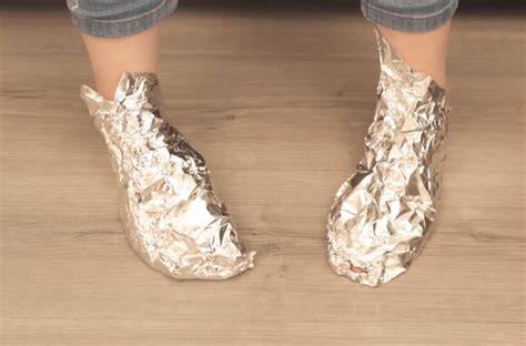Aluminiumfolie um eine Schokoladenhohlfigur
