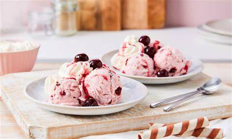 Amarena Eis mit Eiswaffeln und Schlagsahne serviert