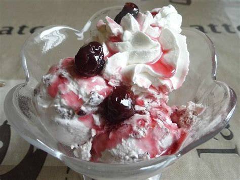 Amarena Eis mit Marmorierung und Kirschen