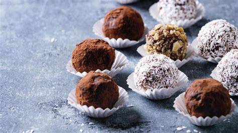 Amarena-Marzipan Pralinen mit Nougatkern