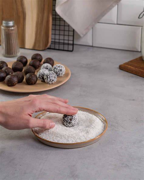 Amarena-Marzipan-Pralinen mit Nougatkern, in Kakao gewälzt