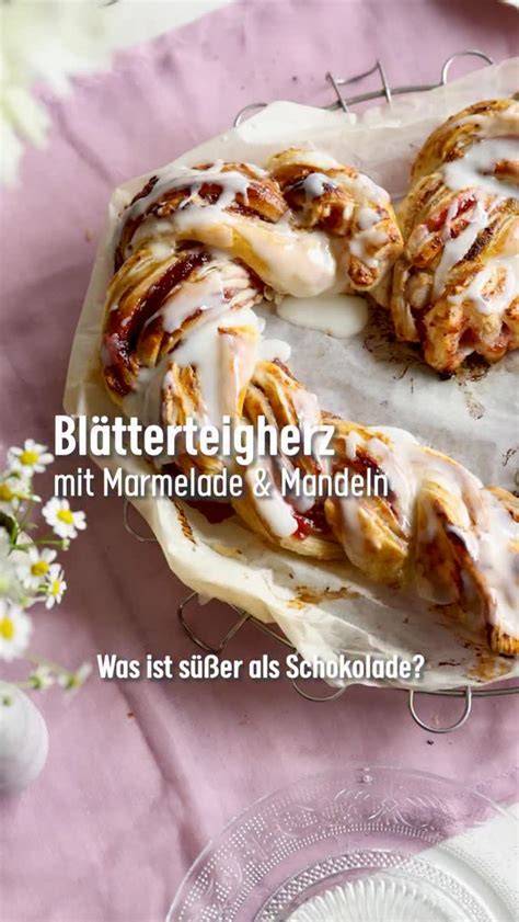 Amarenakirsche im Marzipanteig, umhüllt mit Mandeln auf Backpapier