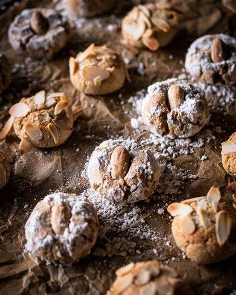 Amaretti Morbidi auf einem Backblech, bestäubt mit Puderzucker