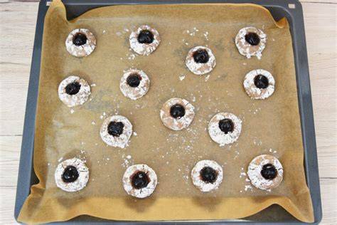 Amaretti auf Backblech vor dem Backen