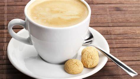 Amaretti auf einem Teller mit Kaffee