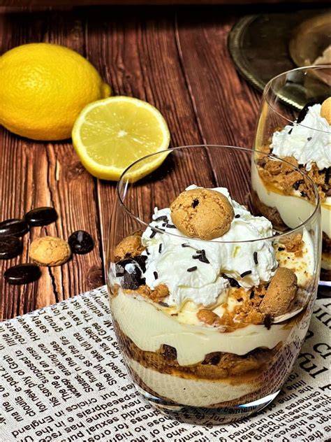 Amarettini, Kaffee und Mascarpone-Creme als Schichtung illustriert
