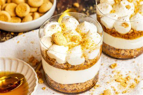 Amarettini über Dessert gestreut