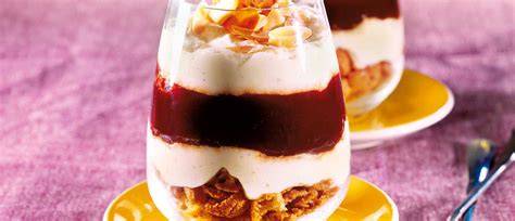 Amarettini-Schichtdessert mit Johannisbeersauce