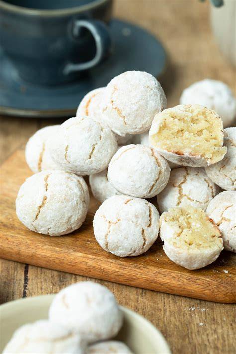 Amaretto eingeweichte Amarettini und geschlagene Sahne