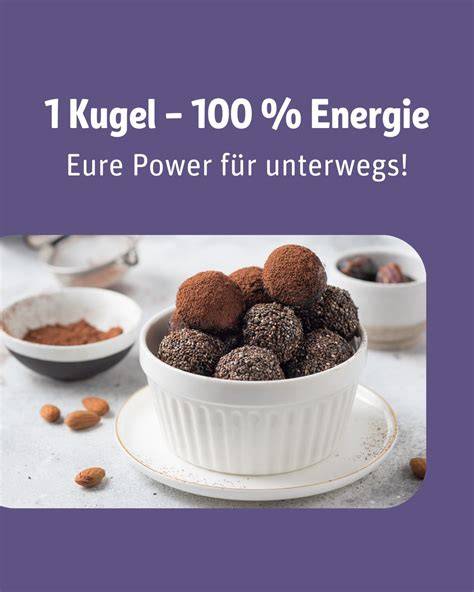 Amaretto-Pralinen beim Wälzen im Kakaopulver