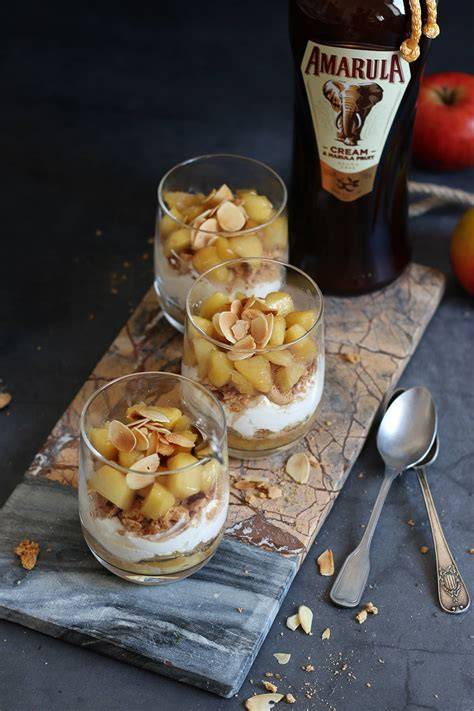 Amarula Likörflasche und Zutaten für Dessert
