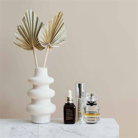 Amber, Moschus und Praline als luxuriöse Parfumkomponenten visualisiert