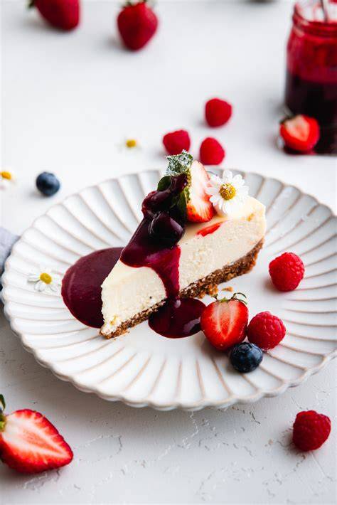American Cheesecake angerichtet mit Himbeerpüree