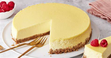 American Cheesecake im Anschnitt, cremige Füllung auf Keksboden