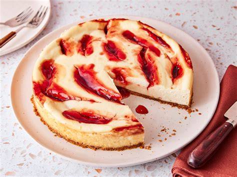 American Cheesecake mit Frucht-Topping auf Keksboden