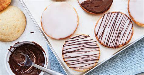 Amerikaner mit Spinnen- und Spinnennetz-Zuckerguss