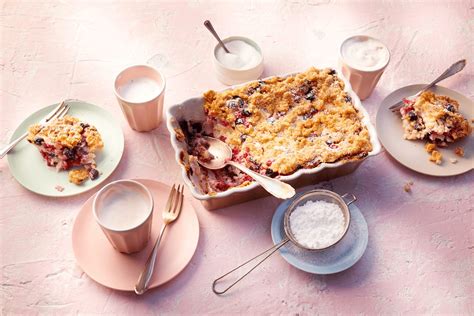Amerikanischer Fruit-Crumble mit Streuseln und Beeren
