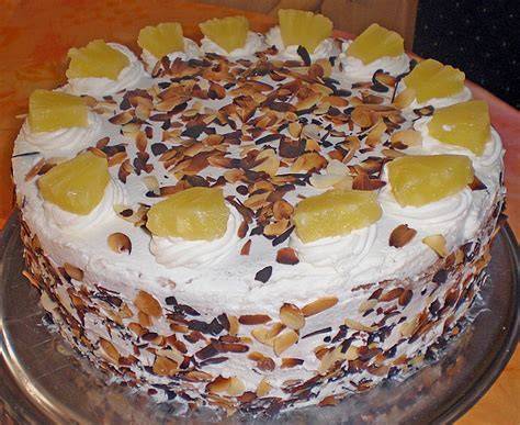 Ananas Torte mit Vanillepudding auf einer festlichen Tafel