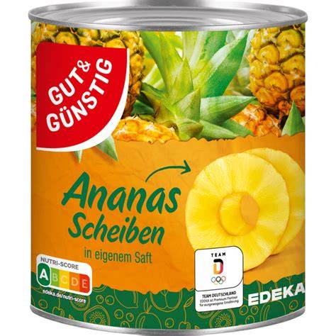 Ananas am Markt: ganze Früchte und aufgeschnittene Scheiben