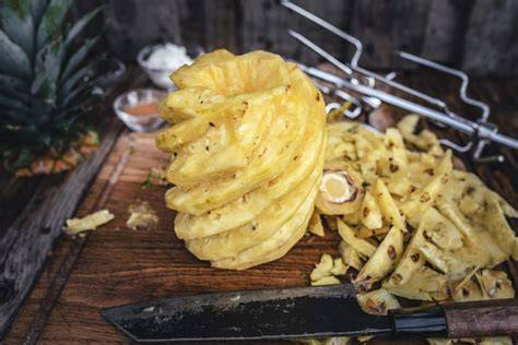 Ananas auf Drehspieß gegrillt