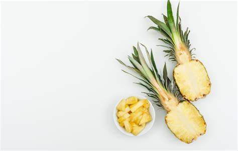 Ananas halbiert und in Scheiben geschnitten