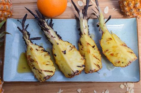 Ananas vom Grill, karamellisierte Scheiben auf dem Rost