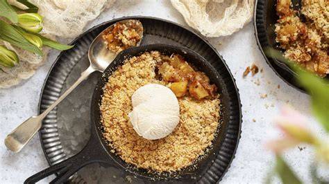 Ananas-Crumble mit Vanilleeis, warm serviert