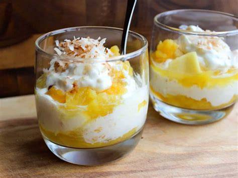 Ananas-Dessert mit Schokostreuseln und Minze
