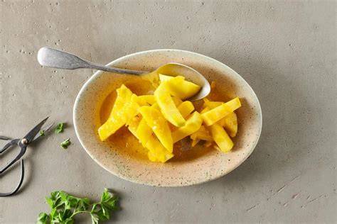 Ananas-Eiscreme in Glasschale angerichtet - Serviervorschlag