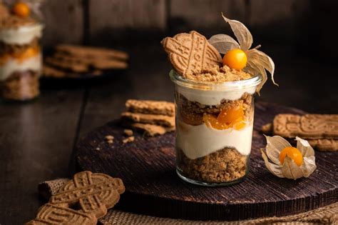 Ananas-Espuma im Glas garniert