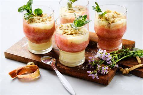 Ananas-Mascarpone-Creme in Gläsern, garniert mit Minze