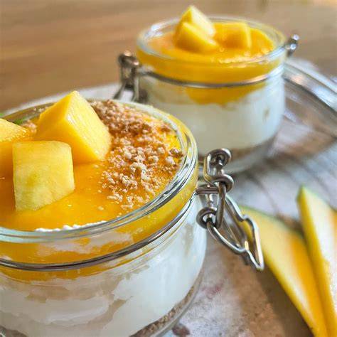 Ananas-Quark-Creme im Glas, garniert