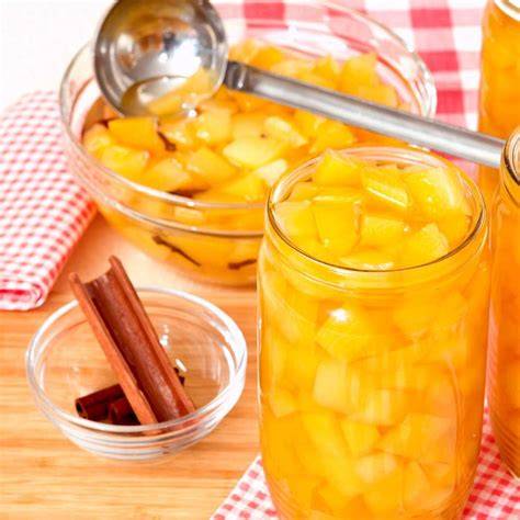 Ananasfrüchte und Gläser mit frisch gekochter Ananas-Marmelade