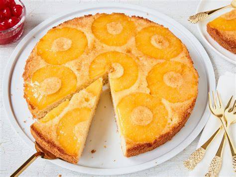 Ananaskuchen mit Kirschen auf Springform