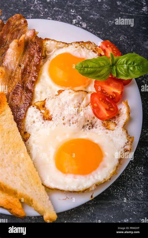Ananasmarmelade serviert auf knusprigem Toast und Crêpes