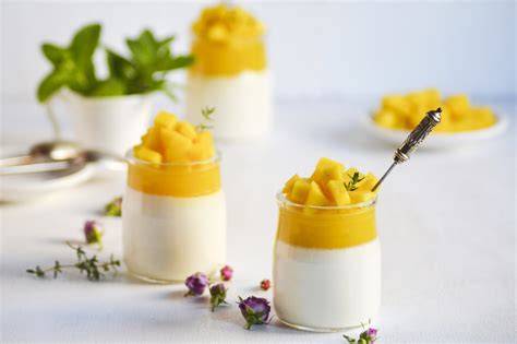 Ananaspuddingcreme in Dessertgläsern, garniert mit Minze
