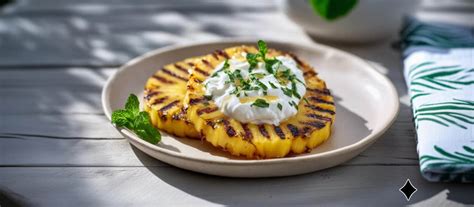 Ananasscheiben auf Tellern mit Joghurt und Minze