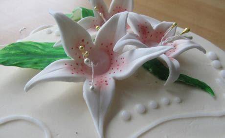 Anbringen von Fondant-Lilien auf der Hochzeitstorte
