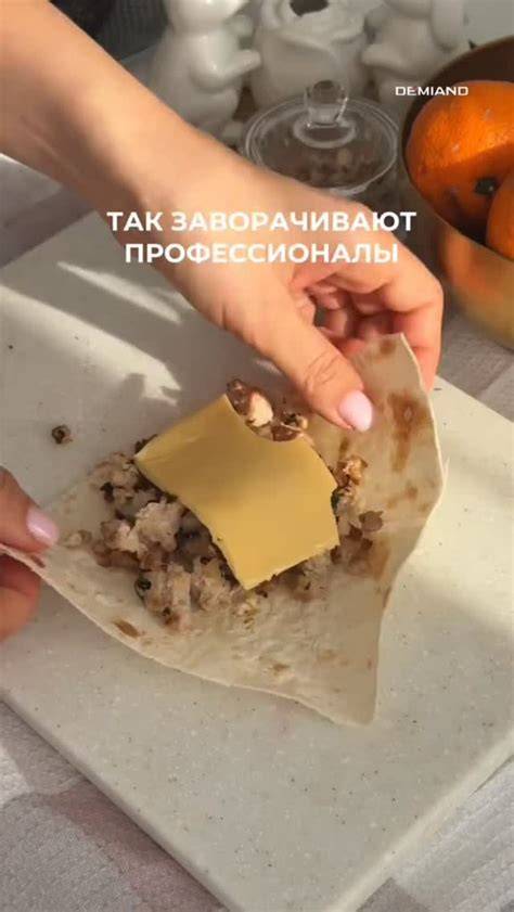 Anfeuchten und Glätten der Tortenoberfläche vor dem Fondantauftrag
