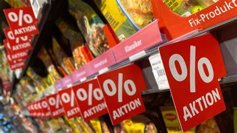 Angebot verschiedener Nussschokoladen im Supermarkt