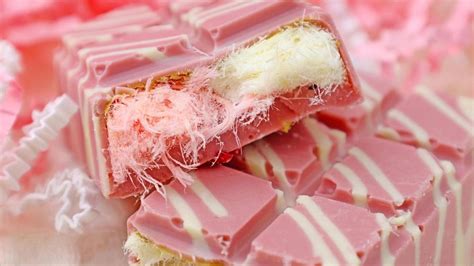 Angel Hair Schokolade: Nahaufnahme der pinken Tafel und Zuckerwatte