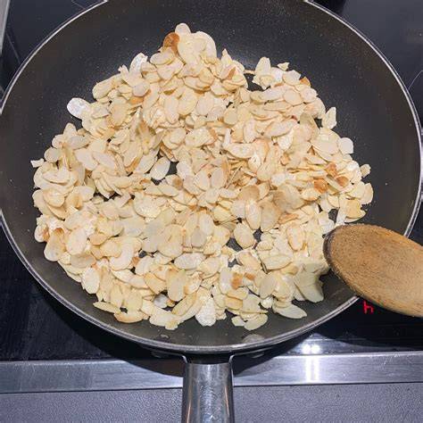 Angeröstete Mandelblättchen in Pfanne