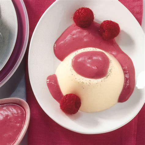 Angerichtete Dessertvariation: Panna Cotta auf Pfirsichscheiben mit Himbeersauce