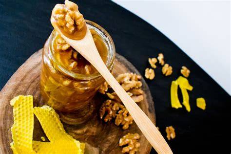 Angerichtete Honig-Walnüsse als Dessert-Topping