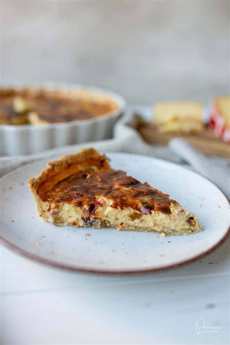 Angerichtete Schweizer Käsewähe mit frischem Salat auf einem gedeckten Tisch