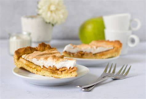 Angerichtete Stücke Apfelkuchen mit Baiser auf Teller